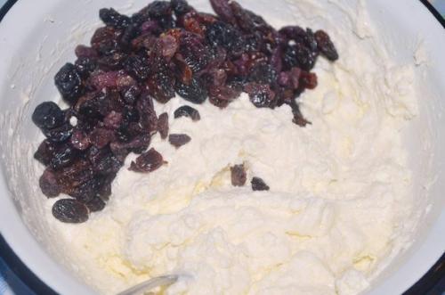 Слоёные булочки с творожной начинкой и изюмом. 01