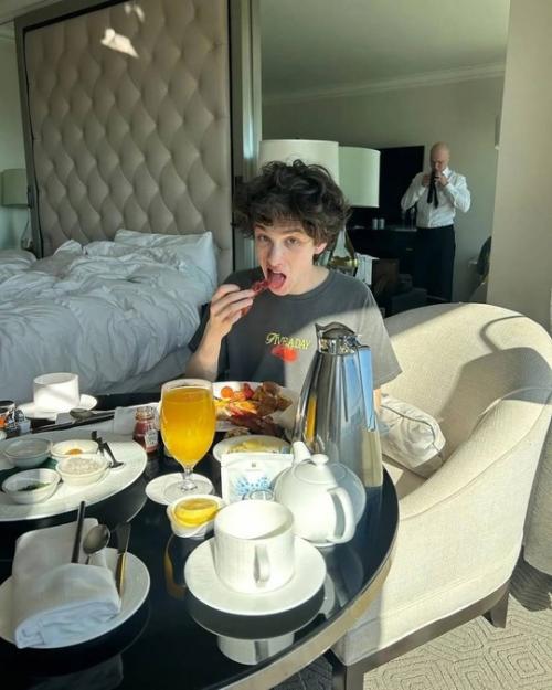 Vogue показали подготовку марка эйдельштейна к премии гильдии актеров США. 03