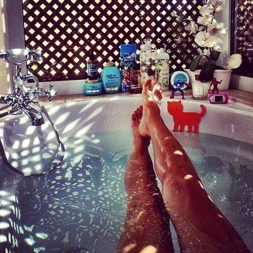 Мы делаем профессиональный педикюр дома.