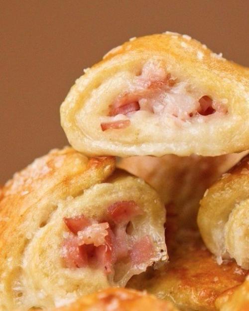 Слоечки с ветчиной и моцареллой.

