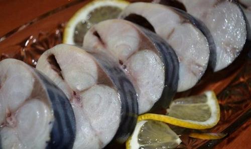 Вкуснющая скумбрия.   Берём 3 штучки скумбрии мороженой, моем, чистим и мы режем на кусочки. 02