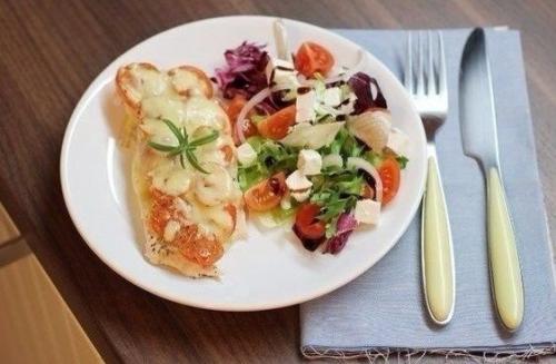 Курица под помидорами и сыром. Курица под помидорами и сыром.