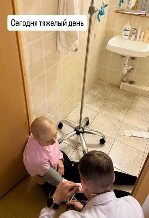 Знакомый семьи лерчек продемонстрировал, в каком состоянии она находится после химиотерапии. 01