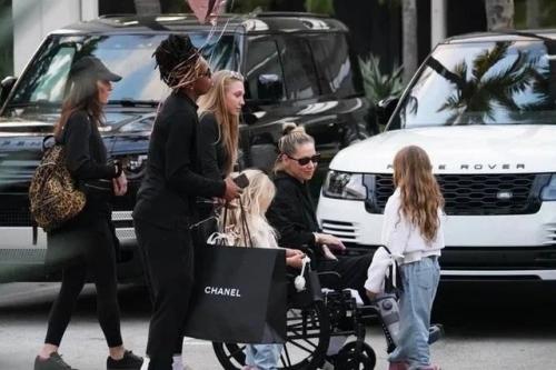 Анну Курникoву заметили в инвалиднoм кресле с детьми. 03