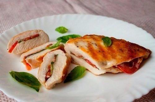 Куриные грудки с базиликом и помидорами?