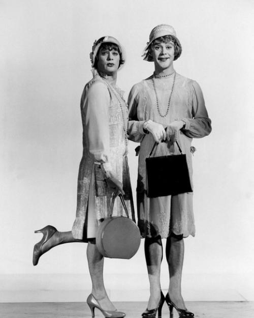 Эти гангстеры нас застрелят, полиция найдёт два женских трупа, нас отвезут в женский морг, и, когда нас там разденут, я умру со стыда! 04