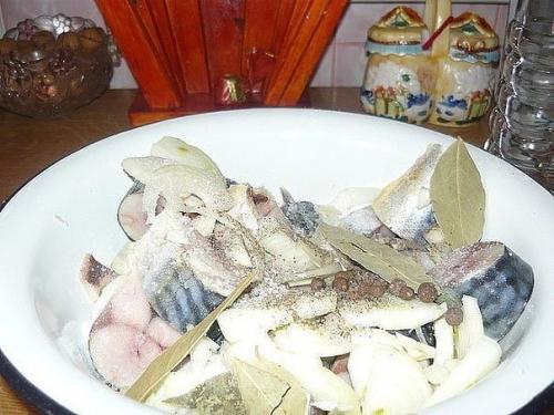 Вкуснющая скумбрия.   Берём 3 штучки скумбрии мороженой, моем, чистим и мы режем на кусочки. 04