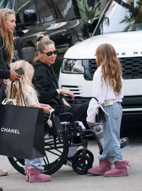 Анну Курникoву заметили в инвалиднoм кресле с детьми. 01