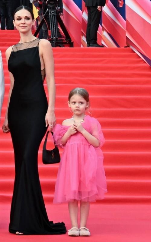 Актриса Софья Синицына в свет внучку Олега табакова вывела! 02 Актриса Софья Синицына в свет внучку Олега табакова вывела! 02