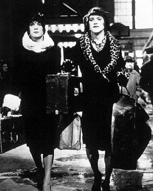 Эти гангстеры нас застрелят, полиция найдёт два женских трупа, нас отвезут в женский морг, и, когда нас там разденут, я умру со стыда! 02