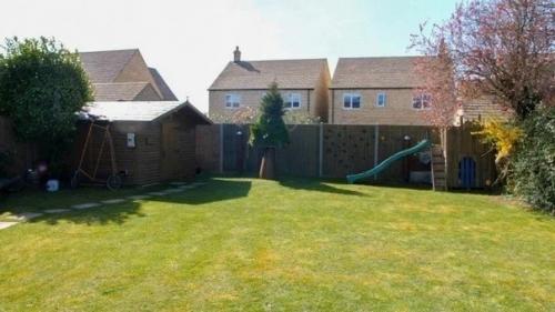 Англичанину наконец пригодился бункер, который он построил. 01