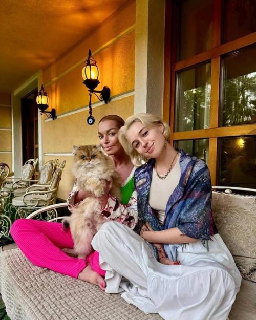 Анастасия Волочкова поделилась своими мыслями о том, как ей удалось достичь невероятного уровня близости в отношениях со своей дочерью Ариадной. 02