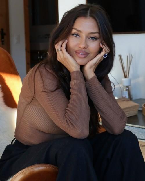 Дочь Виктории Бони уже начала проявлять интерес к автомобилям и даже попросила у мамы машину! 01