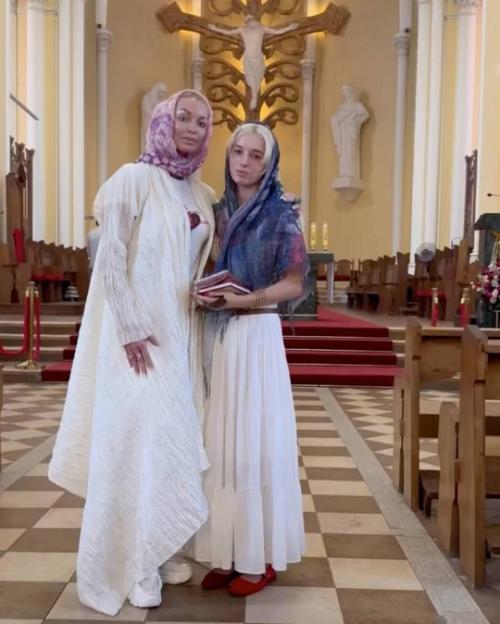 Анастасия Волочкова поделилась своими мыслями о том, как ей удалось достичь невероятного уровня близости в отношениях со своей дочерью Ариадной. 01