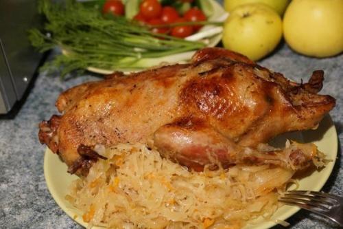 Утка с квашеной капустой.

