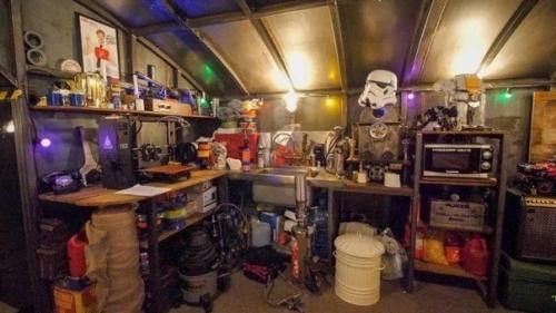 Англичанину наконец пригодился бункер, который он построил. 03