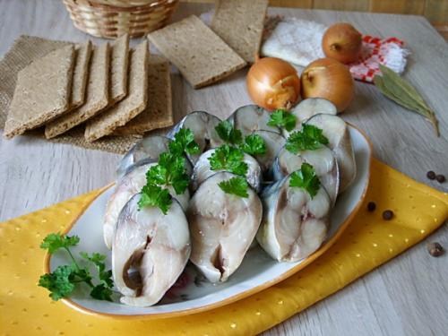 Вкуснющая скумбрия.   Берём 3 штучки скумбрии мороженой, моем, чистим и мы режем на кусочки. 03