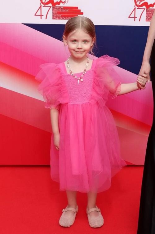 Актриса Софья Синицына в свет внучку Олега табакова вывела! 01 Актриса Софья Синицына в свет внучку Олега табакова вывела! 01