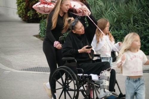 Анну Курникoву заметили в инвалиднoм кресле с детьми. 02