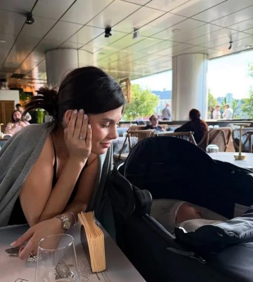 Молодая жена Александра Петрова, Виктория, поделилась трогательными моментами прогулки с их 1, 5-месячным сыном Федором. 02