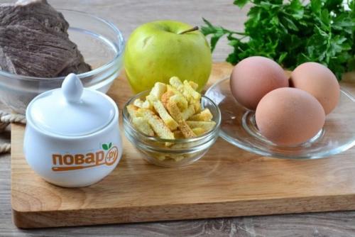 Салат с сухариками и яблоком. 01