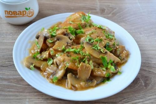 Курица в винном соусе с шампиньонами.