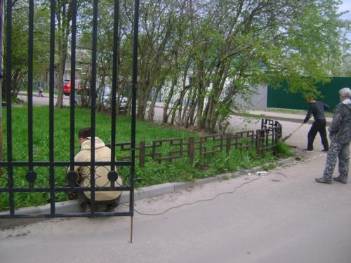 Шохину не понравился плохо окрашенный забор огораживающий газон на Разина 21. 02