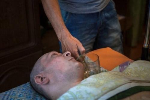 В Алтaе мужчинa на протяжении 16 ти лет ухаживает за парализованным другом, который повредил позвоночник при неудачном прыжке в воду. 01