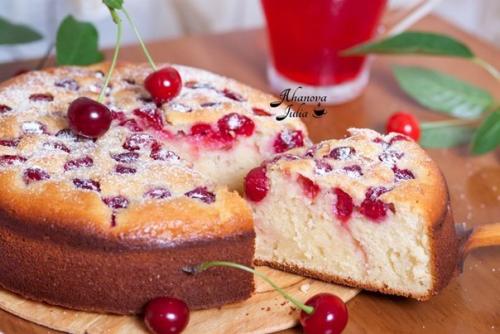 Простой пирог с вишней на кефире. 

