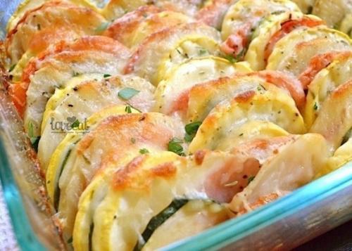 Летняя радуга: разноцветные овощи, запеченные с сыром.