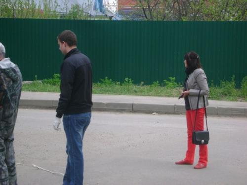 Шохину не понравился плохо окрашенный забор огораживающий газон на Разина 21. 01