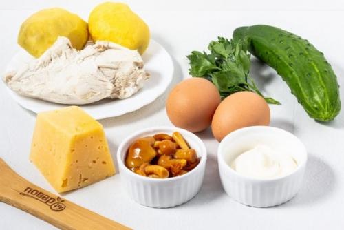 Салат с курицей, яйцом, грибами и огурцом. 01