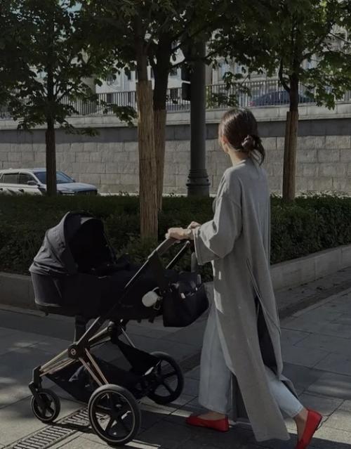 Молодая жена Александра Петрова, Виктория, поделилась трогательными моментами прогулки с их 1, 5-месячным сыном Федором. 03