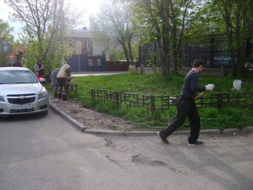 Шохину не понравился плохо окрашенный забор огораживающий газон на Разина 21. 03