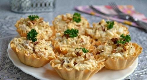 Салат с курицей и ананасом.