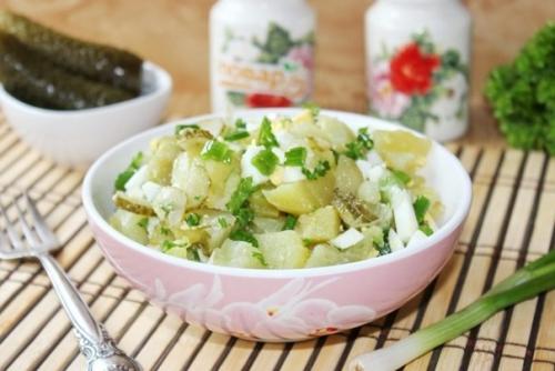 Картофельный салат с зеленым луком. Картофельный салат с зеленым луком.