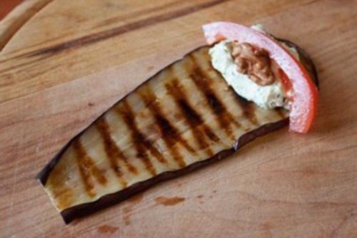 Рулетики из баклажана с фетой и помидорами. 02 Рулетики из баклажана с фетой и помидорами. 02