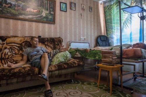 В Алтaе мужчинa на протяжении 16 ти лет ухаживает за парализованным другом, который повредил позвоночник при неудачном прыжке в воду. 02