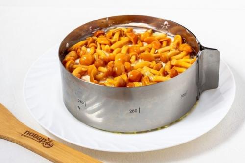 Салат с курицей, яйцом, грибами и огурцом. 02