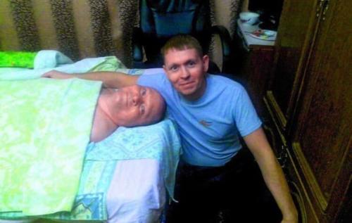 В Алтaе мужчинa на протяжении 16 ти лет ухаживает за парализованным другом, который повредил позвоночник при неудачном прыжке в воду.