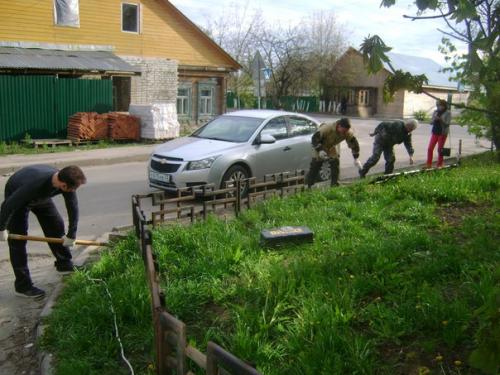 Шохину не понравился плохо окрашенный забор огораживающий газон на Разина 21. 04