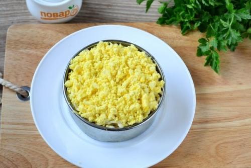 Салат с сухариками и яблоком. 04