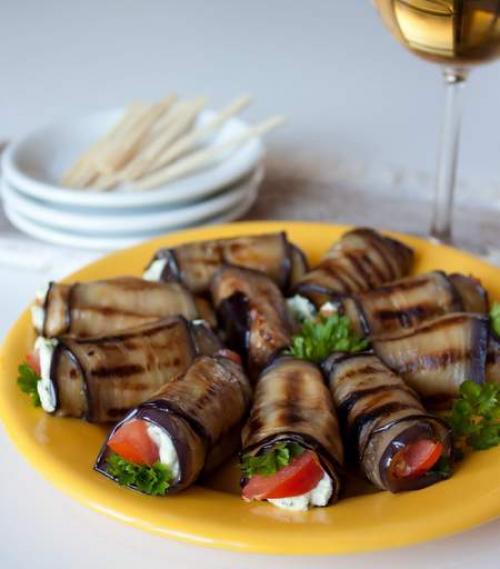 Рулетики из баклажана с фетой и помидорами. 04 Рулетики из баклажана с фетой и помидорами. 04