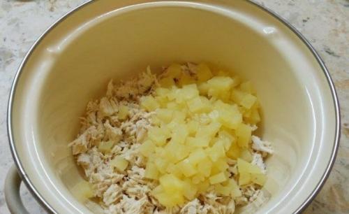 Салат с курицей и ананасом. 01