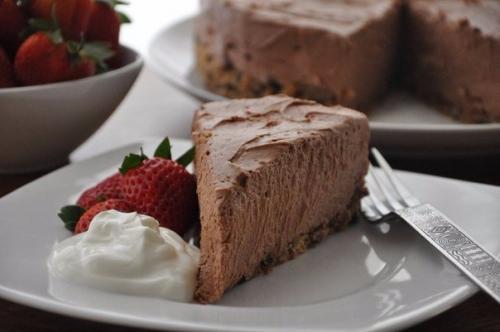 Спасение для любителей сладкого: шоколадный чизкейк (без выпечки.