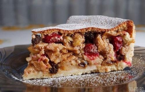 Фитнес - десерт яблочный пирог с изюмом и корицей.
