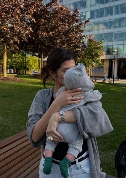 Молодая жена Александра Петрова, Виктория, поделилась трогательными моментами прогулки с их 1, 5-месячным сыном Федором. 01