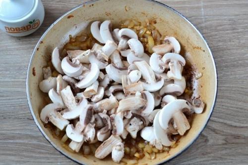 Курица в винном соусе с шампиньонами. 02