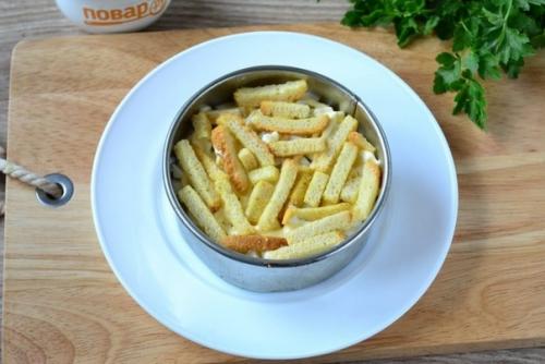 Салат с сухариками и яблоком. 03