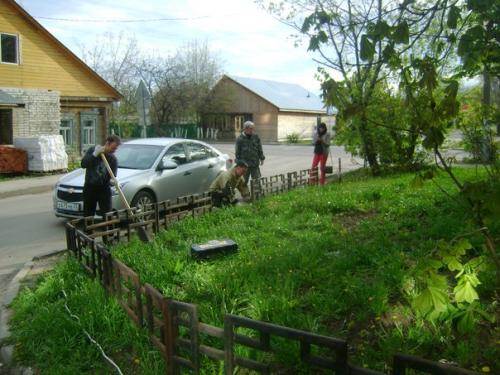 Шохину не понравился плохо окрашенный забор огораживающий газон на Разина 21. 05